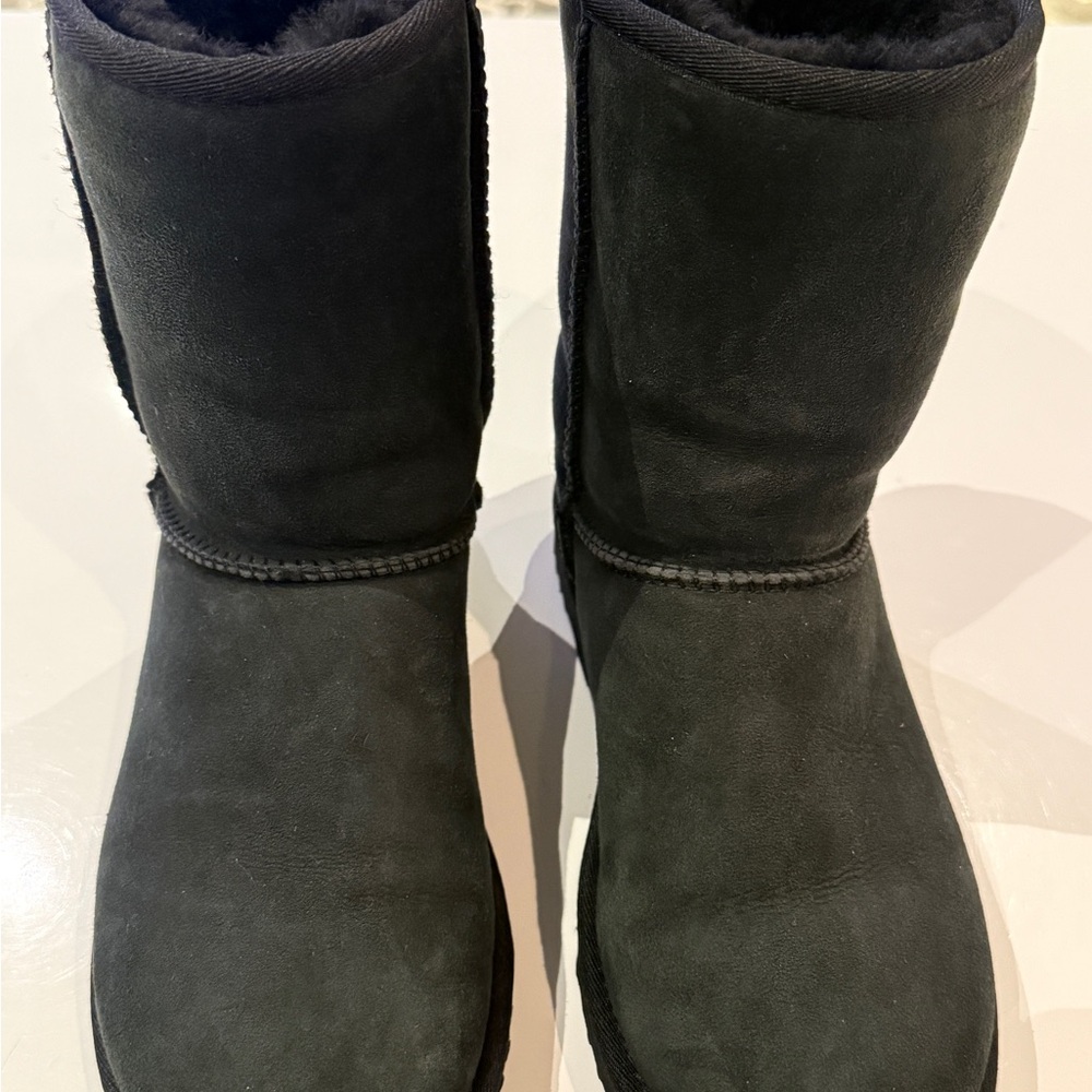 UGG Classic Short Black Sheepskin Boots | Women’s Size 7 | Winter Essentials
